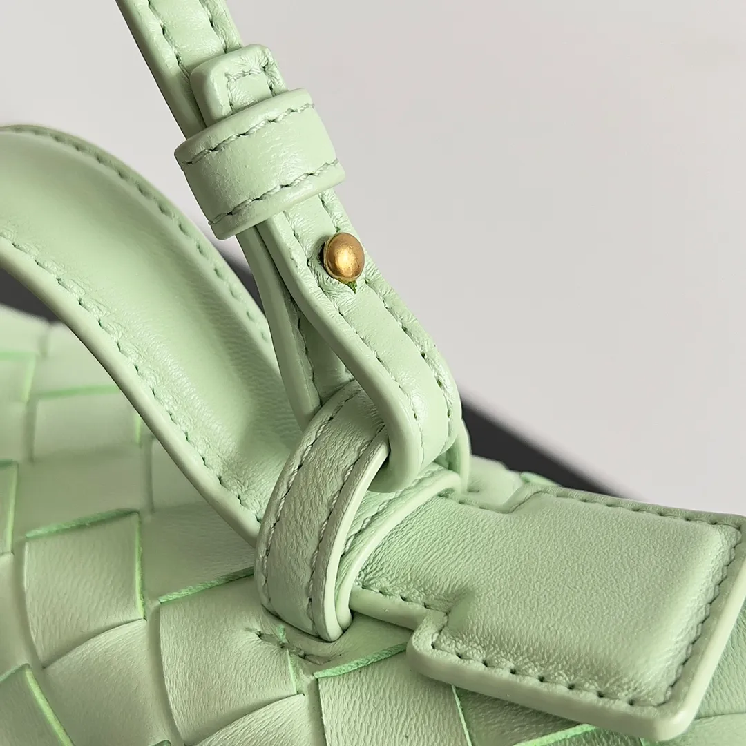 Batch 1360 Bottega Veneta 24 spring and summer woven zipper crossbody bag. A crossbody bag that can be used as a cosmetic bag. The exquisite weaving and compact body are an indispensable accessory for the upcoming summer. The double zipper also better protects the bag. It has a large capacity. If you like it, don’t miss it. Style number: 789109 Size: 22*12.5*5cm